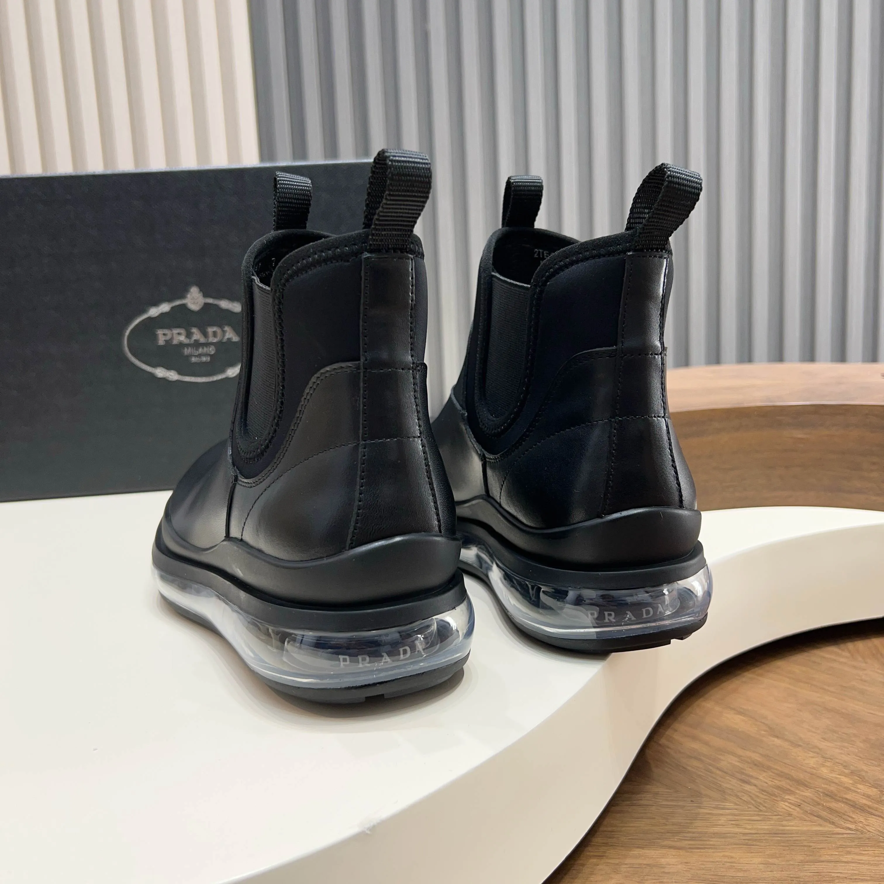 Men's shoes 💰 1000 Prada/Prada Italian show version Pure original men's high-top slip-on air cushion shoes Original super flexible air cushion outsole Silver label PRADA letter logo decoration on the heel Rubber bottom layer High comfort Excellent anti-slip performance Imported waxed cowhide Leather is smooth Leather holes are fine and even Super good texture Slip-on design Geometric carving decoration Novel and unique Full calf leather lining Standard gold-labeled feet. Fine workmanship. Ignore market currency. Support comparison inspection. Size: 38-39-40-41-42-43-44. Standard leather shoe size 45. Order